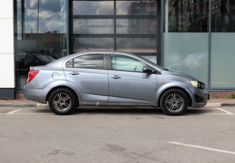 Подержанный автомобиль Chevrolet Aveo Sedan 2013 года (9 фото)