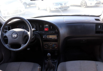 Подержанный автомобиль Hyundai Elantra Sedan 2004 года (14 фото)