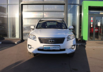Подержанный автомобиль Toyota RAV4 2012 года (8 фото)