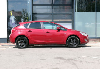Подержанный автомобиль Opel Astra Hatchback 2010 года (4 фото)