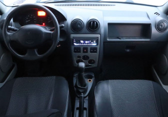 Подержанный автомобиль Renault Logan Sedan 2005 года (15 фото)