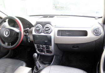 Подержанный автомобиль Renault Sandero 2010 года (11 фото)
