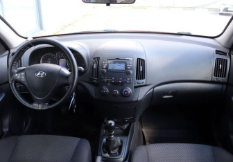 Подержанный автомобиль Hyundai i30 Hatchback 2010 года (14 фото)