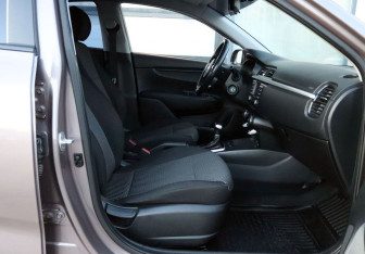 Подержанный автомобиль Kia Rio Sedan 2018 года (13 фото)