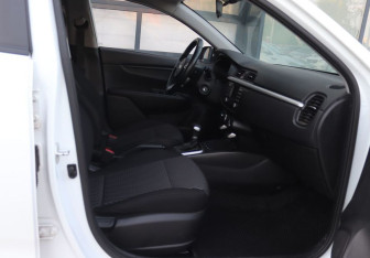 Подержанный автомобиль Kia Rio Hatchback 2020 года (12 фото)