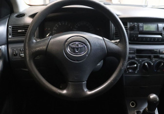 Подержанный автомобиль Toyota Corolla Sedan 2004 года (15 фото)