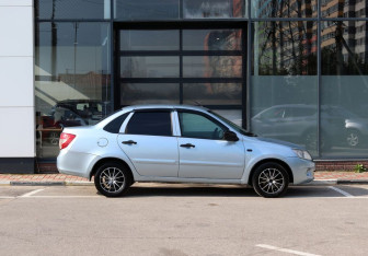 Подержанный автомобиль LADA (ВАЗ) Granta Sedan 2013 года (3 фото)