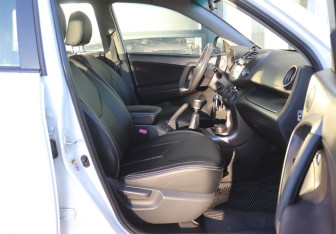 Подержанный автомобиль Toyota RAV4 2012 года (12 фото)