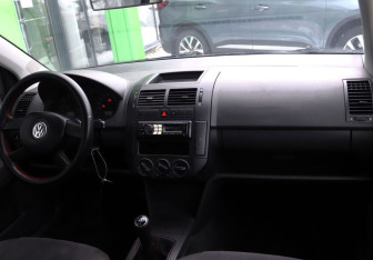 Подержанный автомобиль Volkswagen Polo Hatchback 2004 года (12 фото)