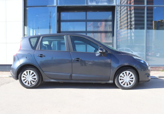 Подержанный автомобиль Renault Scenic 2009 года (6 фото)