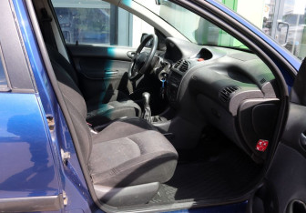Подержанный автомобиль Peugeot 206 Wagon 2002 года (10 фото)