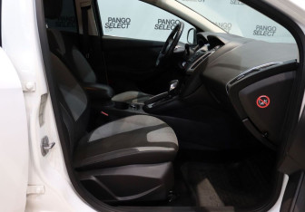 Подержанный автомобиль Ford Focus Hatchback 2012 года (13 фото)