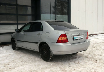 Подержанный автомобиль Toyota Corolla Sedan 2004 года (3 фото)