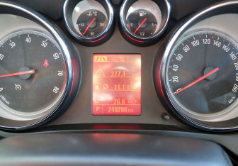 Подержанный автомобиль Opel Zafira Compactvan 2015 года (17 фото)