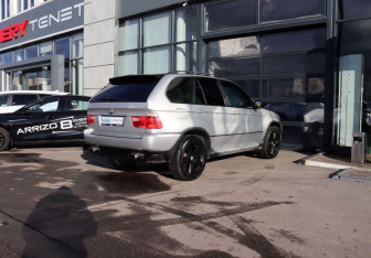 Подержанный автомобиль BMW X5 2001 года (5 фото)