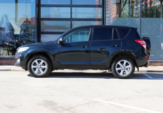 Подержанный автомобиль Toyota RAV4 2011 года (7 фото)