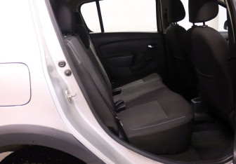 Подержанный автомобиль Renault Sandero 2019 года (12 фото)