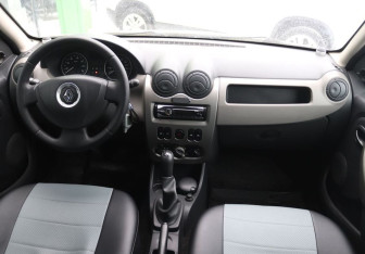 Подержанный автомобиль Renault Sandero 2011 года (14 фото)