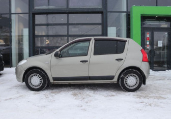 Подержанный автомобиль Renault Sandero 2011 года (2 фото)