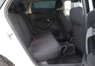 Подержанный автомобиль Volkswagen Polo Sedan 2013 года (11 фото)