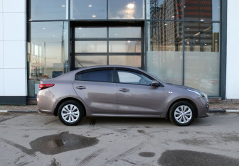 Подержанный автомобиль Kia Rio Sedan 2018 года (6 фото)