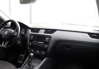 Подержанный автомобиль Skoda Octavia Liftback 2016 года (14 фото)