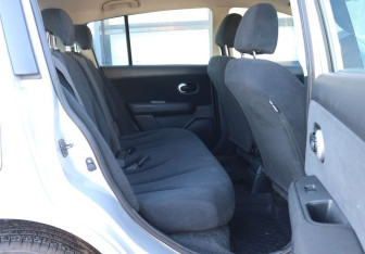 Подержанный автомобиль Nissan Tiida Hatchback 2010 года (12 фото)