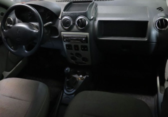 Подержанный автомобиль Renault Logan Sedan 2009 года (14 фото)