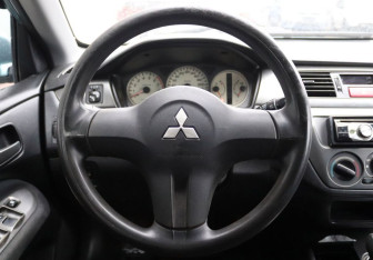 Подержанный автомобиль Mitsubishi Lancer Sedan 2006 года (16 фото)