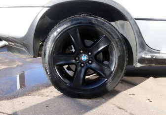 Подержанный автомобиль BMW X5 2001 года (9 фото)