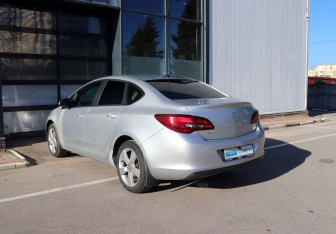 Подержанный автомобиль Opel Astra Sedan 2012 года (3 фото)