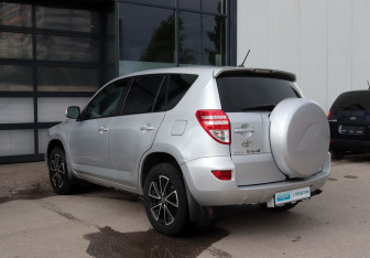 Подержанный автомобиль Toyota RAV4 2011 года (4 фото)