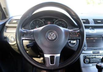 Подержанный автомобиль Volkswagen Passat Sedan 2011 года (14 фото)