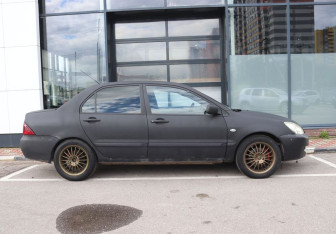 Подержанный автомобиль Mitsubishi Lancer Sedan 2005 года (6 фото)