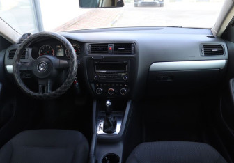 Подержанный автомобиль Volkswagen Jetta Sedan 2012 года (14 фото)