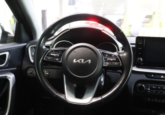 Подержанный автомобиль Kia Ceed Wagon 2022 года (16 фото)
