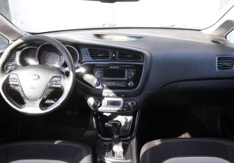 Подержанный автомобиль Kia Ceed Hatchback 2012 года (15 фото)