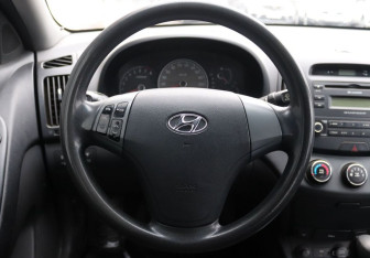 Подержанный автомобиль Hyundai Elantra Sedan 2008 года (16 фото)
