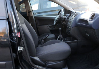 Подержанный автомобиль Ford Fiesta Hatchback 2008 года (13 фото)