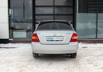 Подержанный автомобиль Toyota Corolla Sedan 2004 года (4 фото)