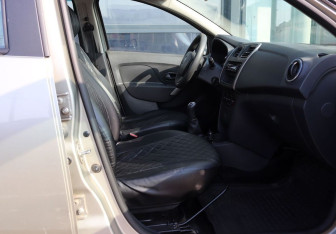 Подержанный автомобиль Renault Logan Sedan 2015 года (9 фото)