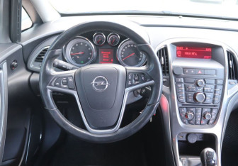 Подержанный автомобиль Opel Astra Hatchback 2011 года (15 фото)