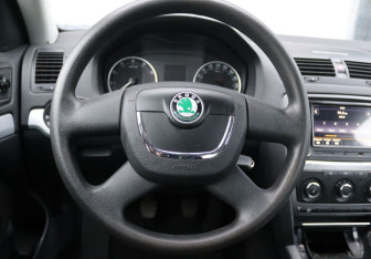 Подержанный автомобиль Skoda Octavia Liftback 2011 года (16 фото)