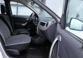 Подержанный автомобиль Renault Logan Sedan 2012 года (13 фото)