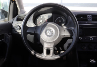 Подержанный автомобиль Volkswagen Polo Hatchback 2011 года (15 фото)
