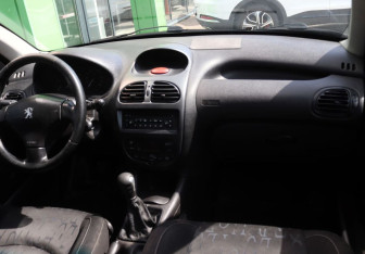 Подержанный автомобиль Peugeot 206 Wagon 2002 года (12 фото)