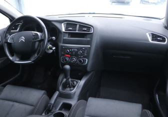 Подержанный автомобиль Citroen C4 Hatchback 2011 года (13 фото)