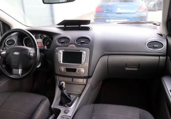 Подержанный автомобиль Ford Focus Hatchback 2010 года (10 фото)