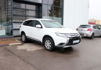 Подержанный автомобиль Mitsubishi Outlander 2017 года (7 фото)