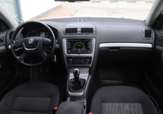 Подержанный автомобиль Skoda Octavia Wagon 2012 года (14 фото)